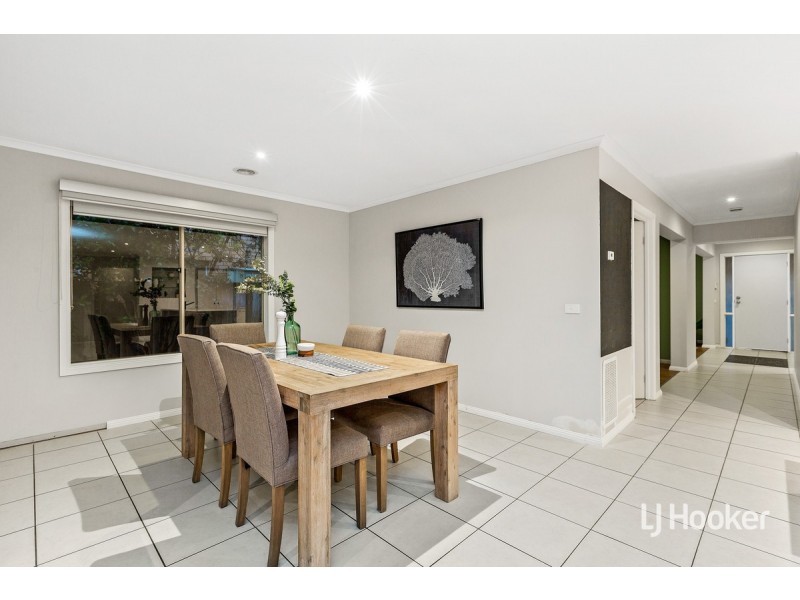 2 Manhattan Close, Sanctuary Lakes VIC 3030