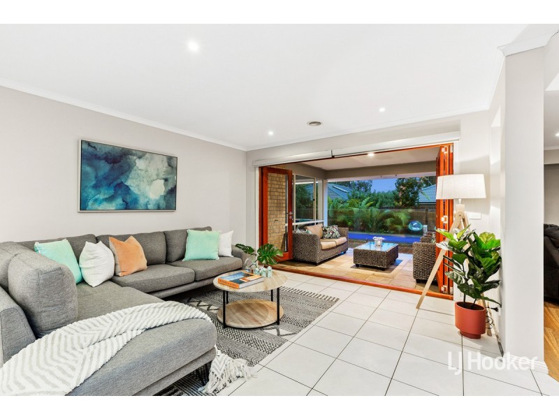 2 Manhattan Close, Sanctuary Lakes VIC 3030