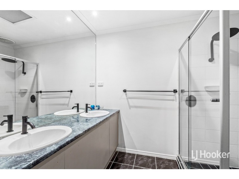 2 Manhattan Close, Sanctuary Lakes VIC 3030