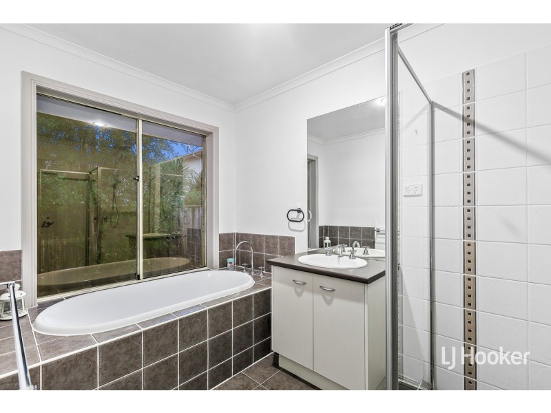 2 Manhattan Close, Sanctuary Lakes VIC 3030