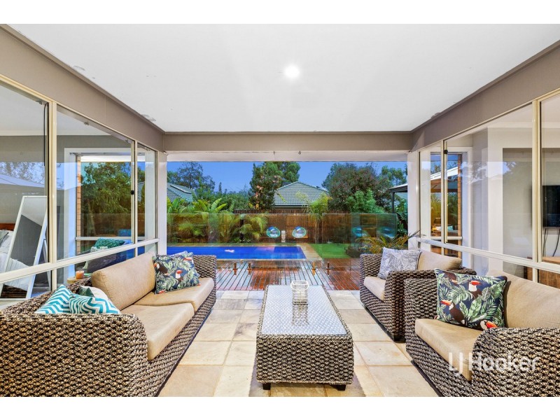 2 Manhattan Close, Sanctuary Lakes VIC 3030