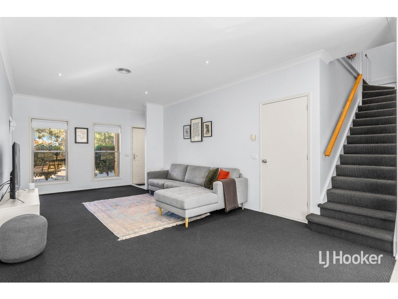 2/14 Mickleton Grove, Point Cook VIC 3030