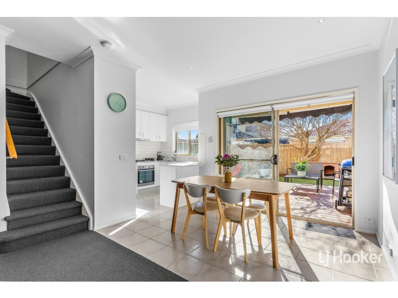 2/14 Mickleton Grove, Point Cook VIC 3030