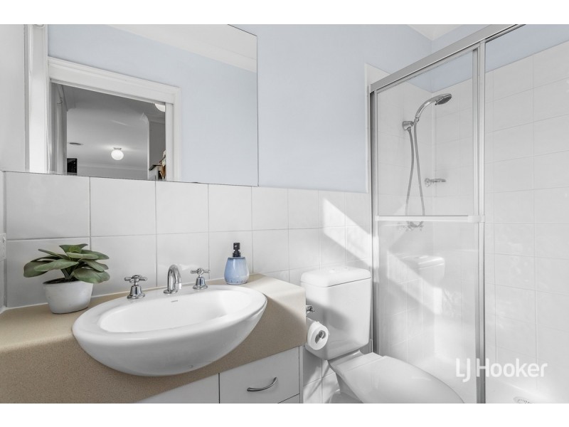 2/14 Mickleton Grove, Point Cook VIC 3030