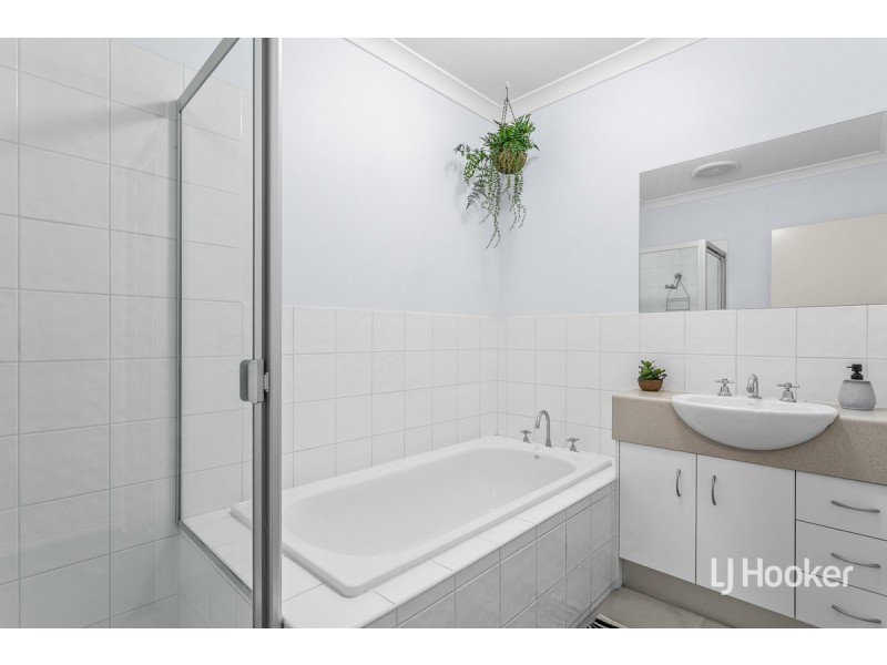 2/14 Mickleton Grove, Point Cook VIC 3030