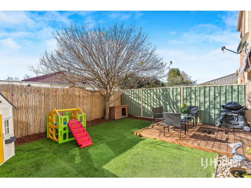 2/14 Mickleton Grove, Point Cook VIC 3030