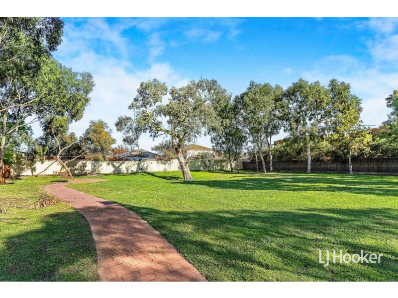 2/14 Mickleton Grove, Point Cook VIC 3030