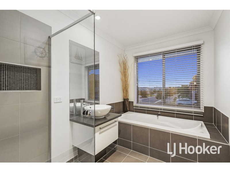 18 Silverbay Avenue, Point Cook VIC 3030