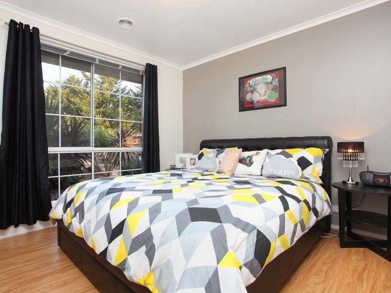 33 Oakdene Grove, Altona Meadows VIC 3028