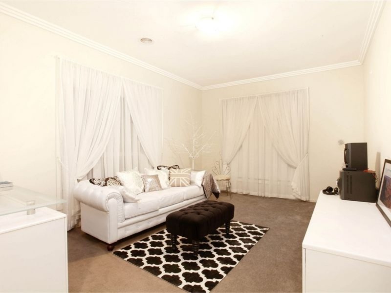 17 Archibald Chase, Point Cook VIC 3030