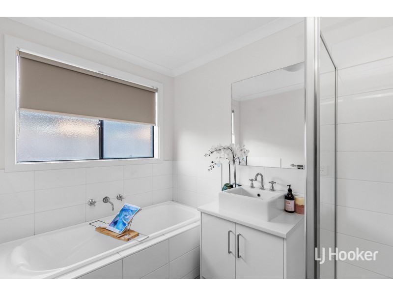 33 Seagrass Crescent, Point Cook VIC 3030