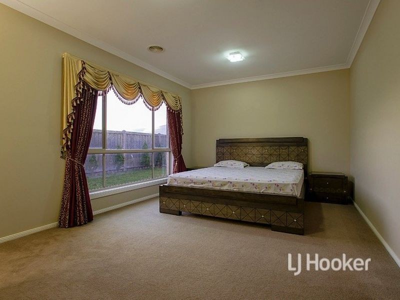 4 Whitecaps Avenue, Point Cook VIC 3030