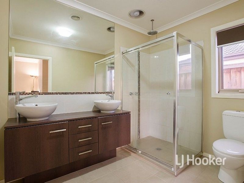 4 Whitecaps Avenue, Point Cook VIC 3030
