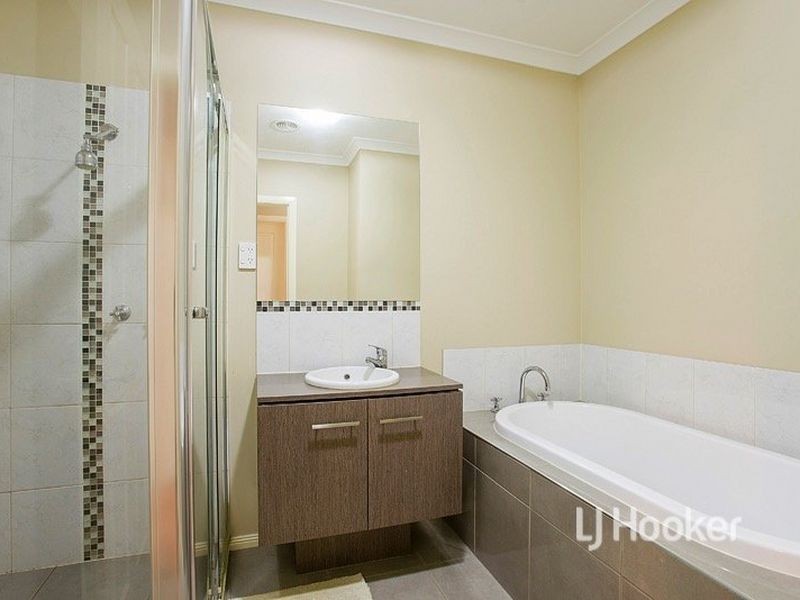 4 Whitecaps Avenue, Point Cook VIC 3030