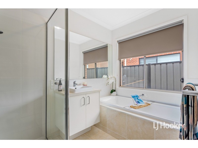 34 Chartwell Avenue, Truganina VIC 3029