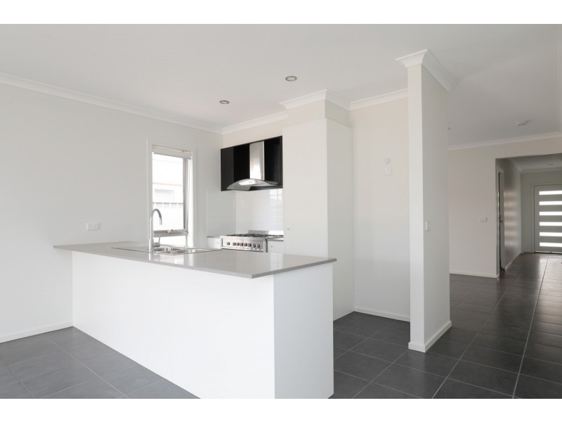 27 Henderson Drive, Tarneit VIC 3029