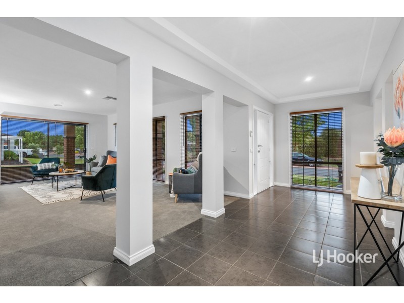 2 Caldicott Crescent, Point Cook VIC 3030