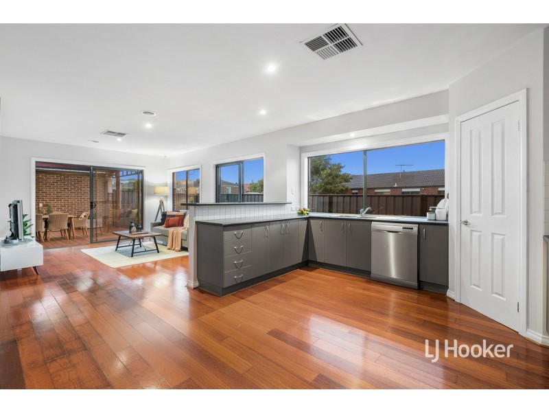 2 Caldicott Crescent, Point Cook VIC 3030