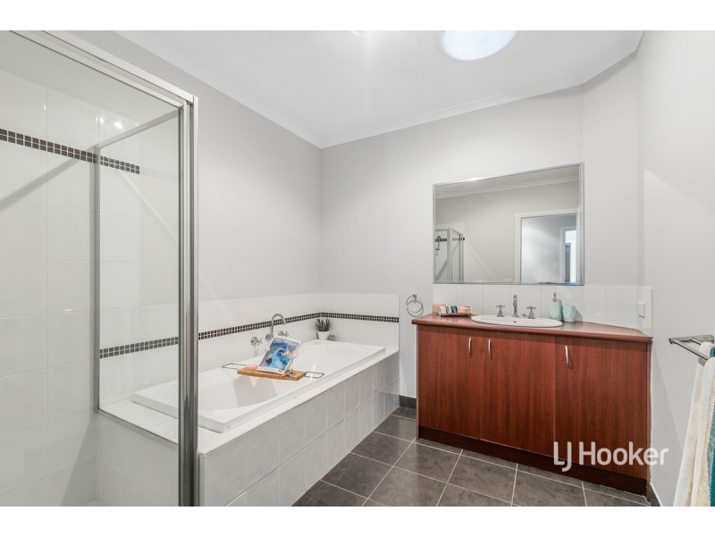 2 Caldicott Crescent, Point Cook VIC 3030