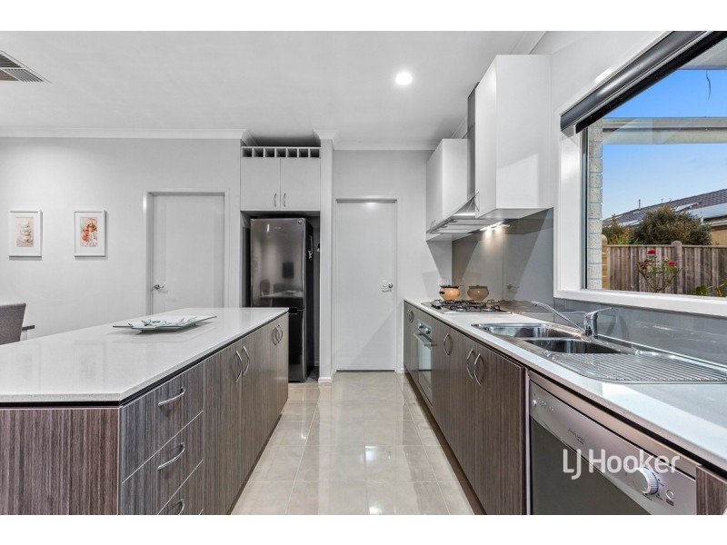 4 Bedarra Link, Point Cook VIC 3030