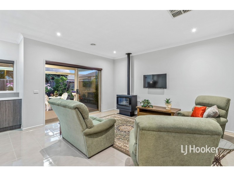 4 Bedarra Link, Point Cook VIC 3030