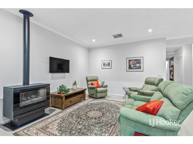4 Bedarra Link, Point Cook VIC 3030
