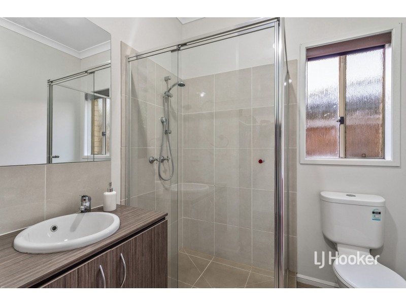 4 Bedarra Link, Point Cook VIC 3030