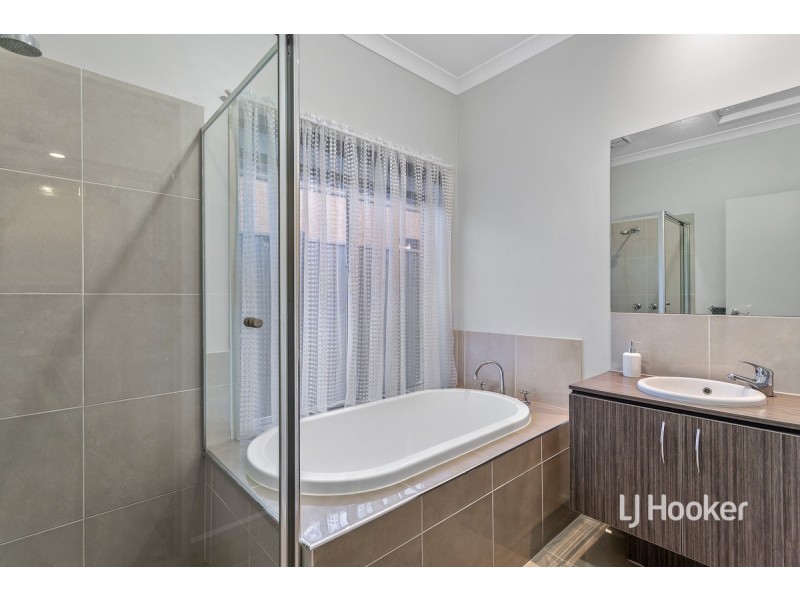4 Bedarra Link, Point Cook VIC 3030