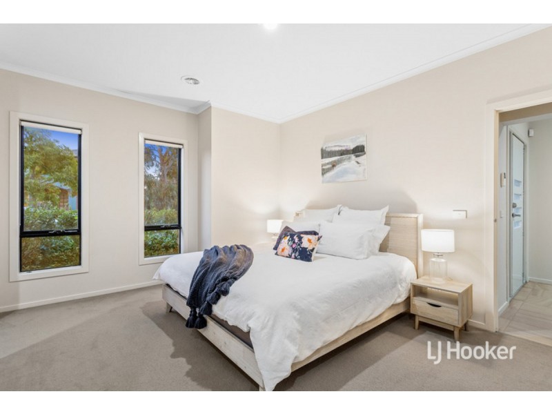 8 Mystic Grove, Point Cook VIC 3030