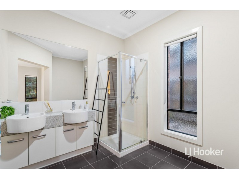 8 Mystic Grove, Point Cook VIC 3030