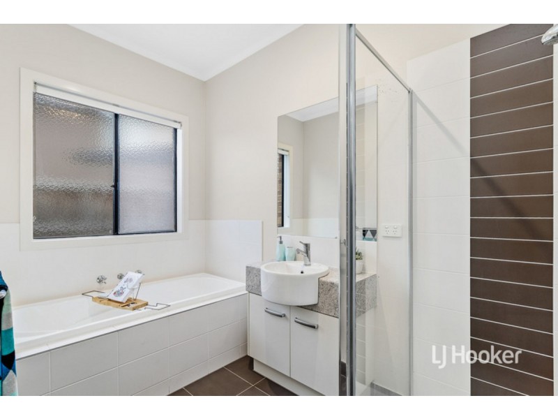 8 Mystic Grove, Point Cook VIC 3030