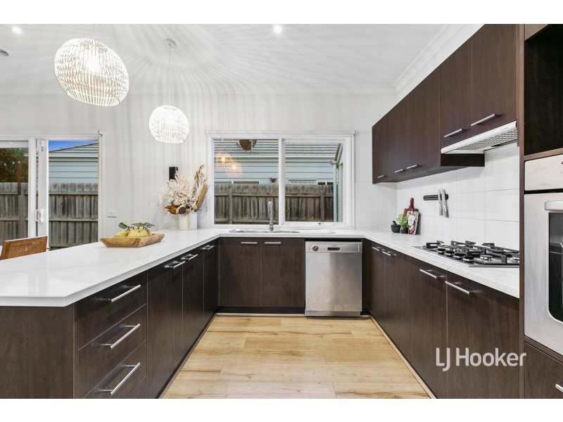 8 Howards Way, Point Cook VIC 3030