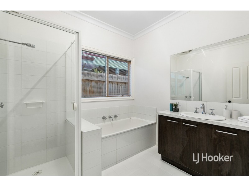 8 Howards Way, Point Cook VIC 3030