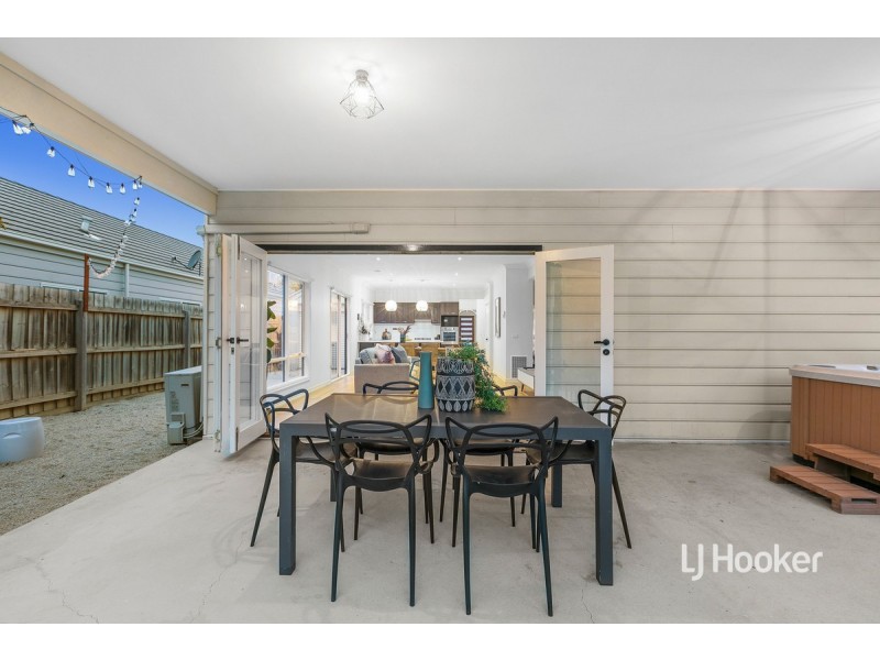 8 Howards Way, Point Cook VIC 3030