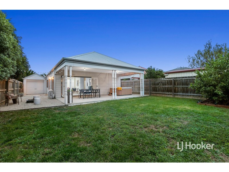 8 Howards Way, Point Cook VIC 3030