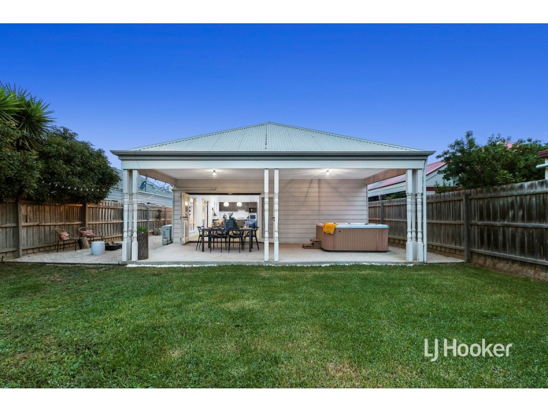 8 Howards Way, Point Cook VIC 3030