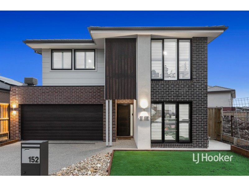 152 Waterhaven Boulevard, Point Cook VIC 3030