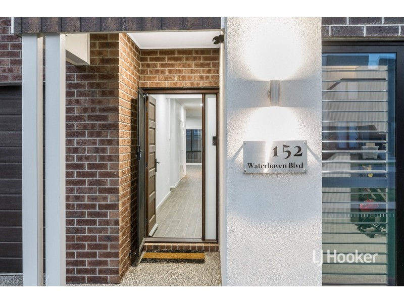 152 Waterhaven Boulevard, Point Cook VIC 3030