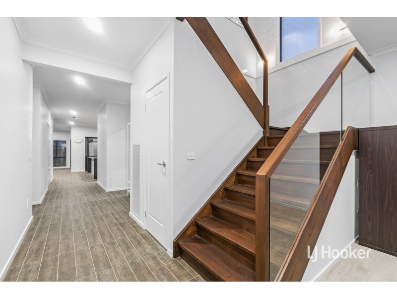 152 Waterhaven Boulevard, Point Cook VIC 3030