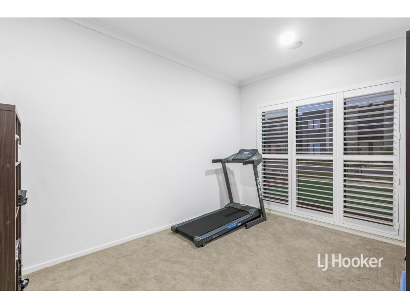 152 Waterhaven Boulevard, Point Cook VIC 3030