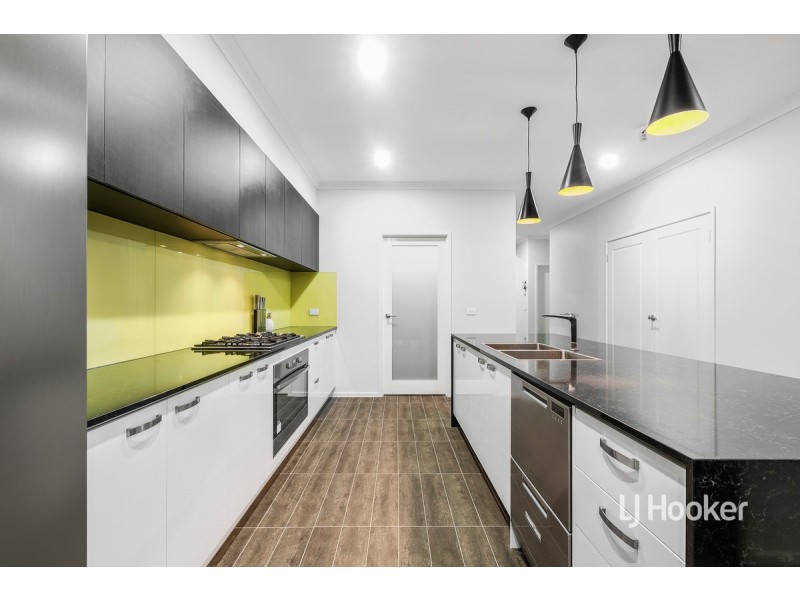 152 Waterhaven Boulevard, Point Cook VIC 3030