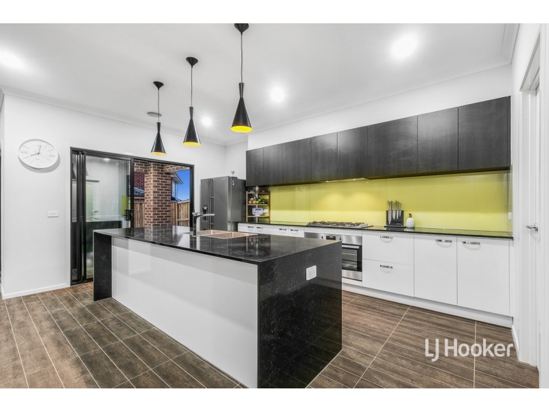 152 Waterhaven Boulevard, Point Cook VIC 3030