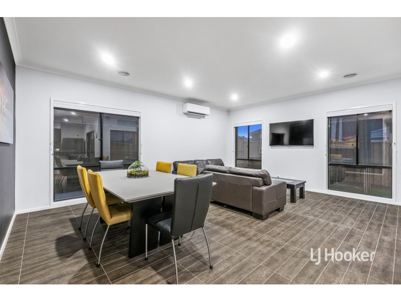 152 Waterhaven Boulevard, Point Cook VIC 3030