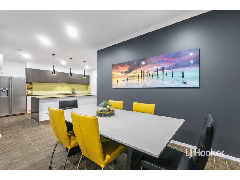 152 Waterhaven Boulevard, Point Cook VIC 3030