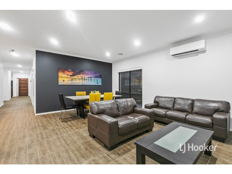 152 Waterhaven Boulevard, Point Cook VIC 3030