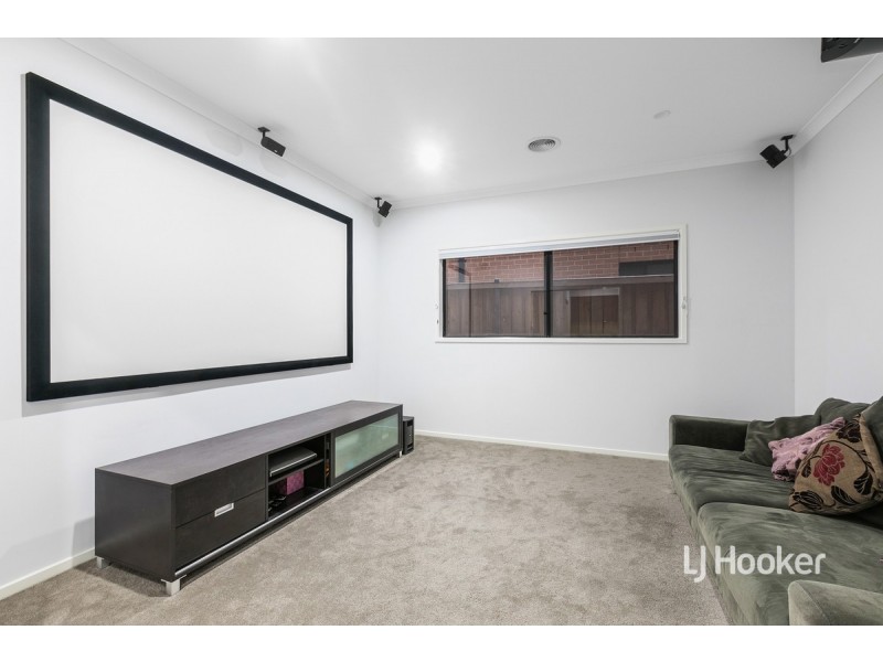 152 Waterhaven Boulevard, Point Cook VIC 3030