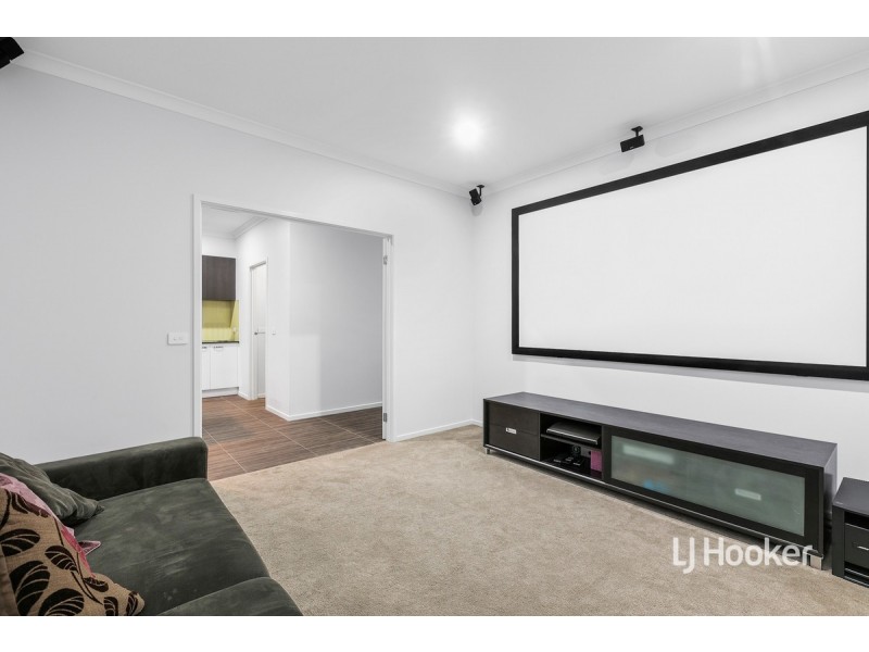 152 Waterhaven Boulevard, Point Cook VIC 3030