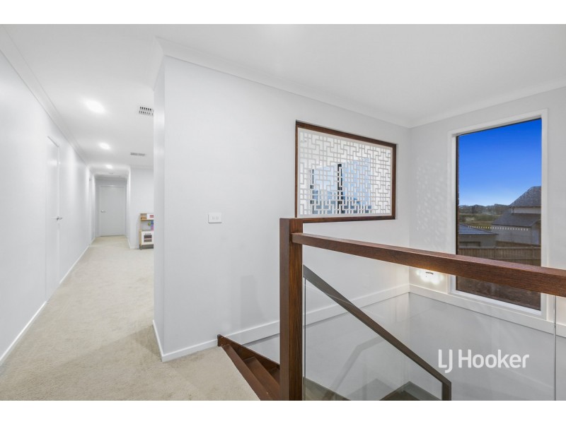 152 Waterhaven Boulevard, Point Cook VIC 3030