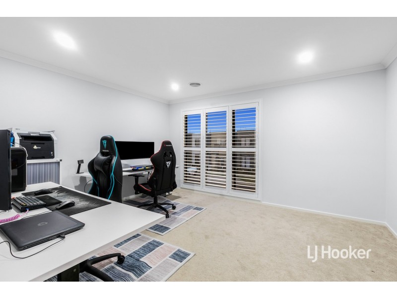 152 Waterhaven Boulevard, Point Cook VIC 3030