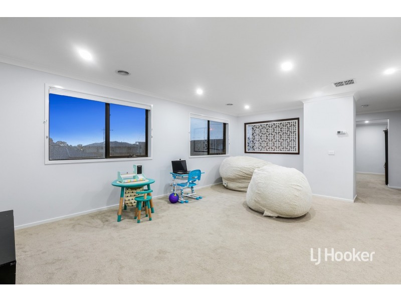 152 Waterhaven Boulevard, Point Cook VIC 3030